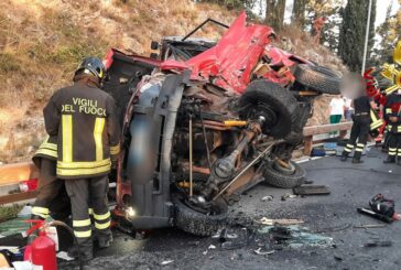 Due feriti in uno scontro tra due auto