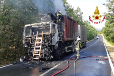 Camion a fuoco sulla provinciale dell’Amiata