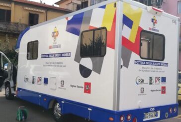 Il camper vaccinale va davanti alle scuole