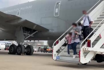 Afghanistan, a Fiumicino l’aereo con rimpatriati da Kabul