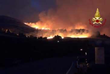 Notte di roghi in Sicilia e Calabria
