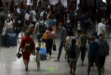Green pass, scatta l'obbligo per aerei, treni e personale scolastico