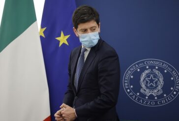 Speranza "Più vaccini o non escludiamo restrizioni"