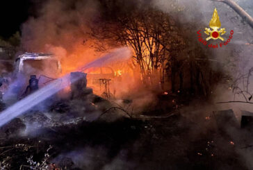 Rimessa agricola in fiamme a Ficareto