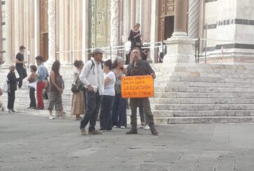I no vax contestano il ministro Speranza a Siena
