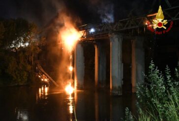 Roma, notte di paura sul Tevere: brucia e crolla Ponte dell'Industria