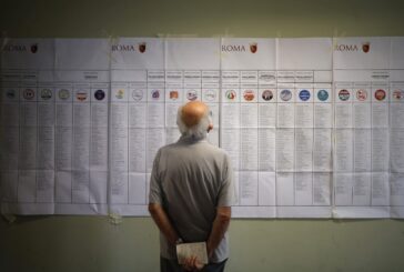 Urne aperte fino alle 15 per le Comunali, affluenza in calo