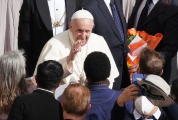 Papa "Serve soluzione per migranti e rifugiati Libia"