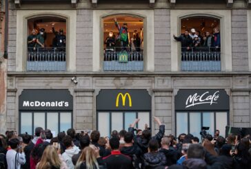 Milano, al ristorante McDonald's di Piazza Duomo a sorpresa arriva Ghali