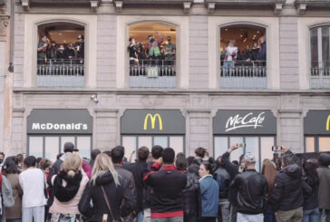 Milano, al McDonald's di piazza Duomo un concerto a sorpresa di Ghali