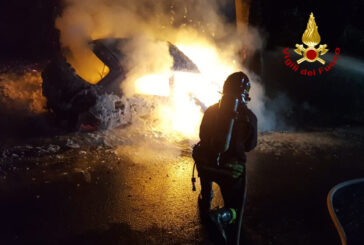 Auto a gas sbatte contro un albero e si incendia