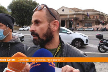 Roma, Protesta ex lavoratori Alitalia "Gualtieri ha scritto piano Ita"