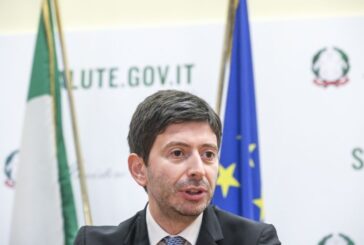 Vaccino, Speranza "Lavoriamo per allargare terza dose ad altre fasce"