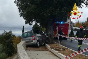 Incidente a Montalcino: auto in bilico su un muretto