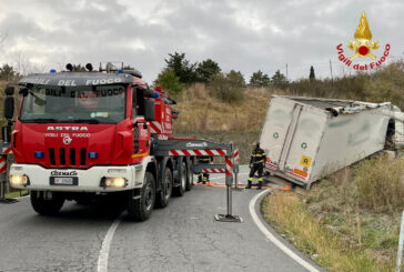 Autoarticolato carico di vetri triturati fuori strada sulla SP 321