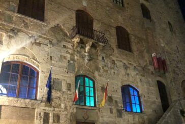 San Gimignano: le finestre del Comune illuminate per la lotta al cancro