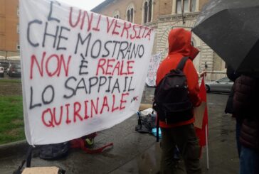 Flash mob in piazza Matteotti degli studenti di Link Siena