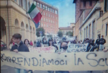 Studenti in piazza per “riprendersi la scuola”… e il futuro