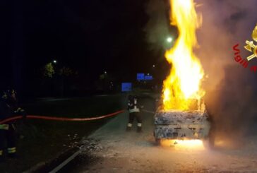 Auto a gas in fiamme in viale Bracci
