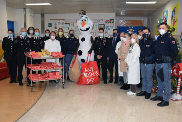 Carabinieri e Polizia portano i doni di Natale ai piccoli pazienti delle Scotte