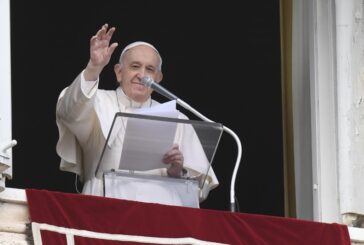 Papa Francesco: "Tacciano le armi, Dio è con gli operatori di pace"