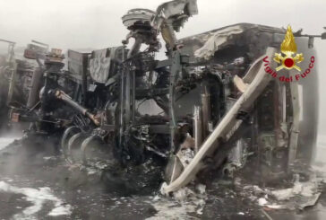 Un'autocisterna si incendia sulla A1, ferito il conducente