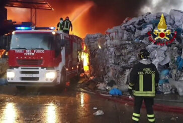 Terni, incendio in deposito stoccaggio rifiuti