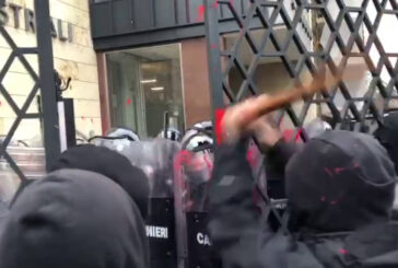 Scontri studenti-polizia davanti sede Unione Industrali Torino