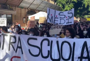 Studenti in piazza a Palermo: "Basta alternanza scuola-lavoro"