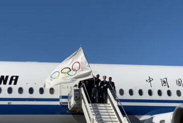 Milano-Cortina, da Pechino arriva la bandiera olimpica