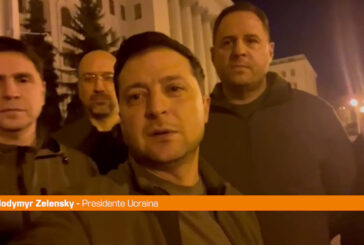 Ucraina, Zelensky "Restiamo a Kiev, difendiamo il nostro Stato"