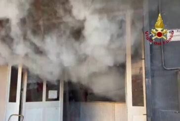 Casoria, un grosso incendio danneggia un'azienda di autoricambi