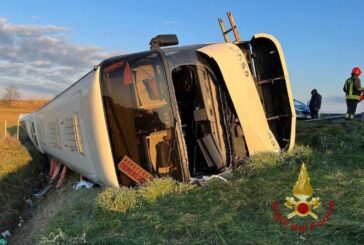 Incidenti stradali, su A1 si ribalta bus rifugiati ucraini: una vittima