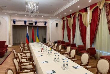 Nuova notte di paura a Kiev, continuano i colloqui diplomatici