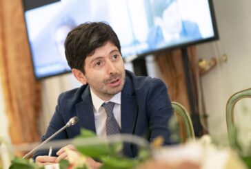Vaccino, Speranza "L'Ue assuma una posizione unica sulla quarta dose"