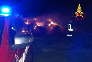 Incendio di rotoballe ad Asciano: Vigili del fuoco in azione