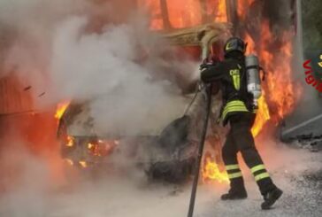Furgone carico di mobili a fuoco in Autopalio