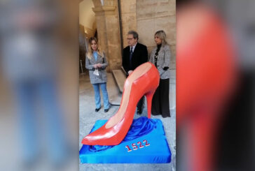 Violenza sulle donne, scarpa rossa al Palazzo dei Normanni di Palermo