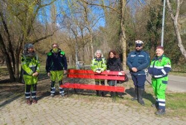 Nel giorno della festa della donna una panchina rossa al laghetto del Vallone