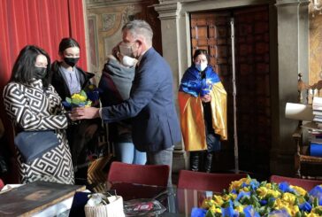 Il sindaco dona fiori gialli e blu alle donne ucraine