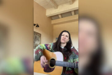 Elisa canta "Zombie" per i ragazzi russi arrestati perché protestavano