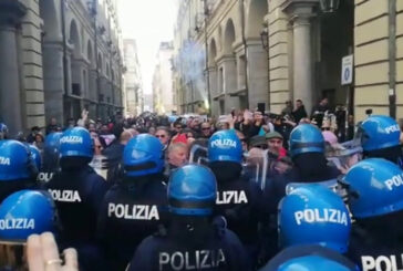 Torino, no vax protestano contro il premier Mario Draghi