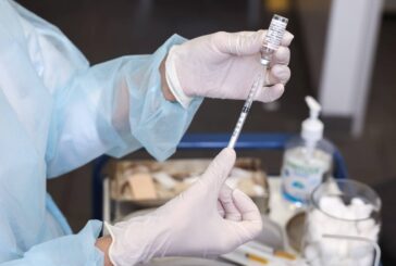 Vaccino: quarta dose per anziani e fragili. Perché è importante farla ora