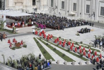 Papa Francesco in Piazza San Pietro per messa della Domenica delle Palme