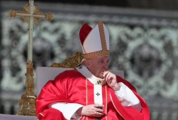 Una famiglia ucraina e una russa alle ultime stazioni della Via Crucis