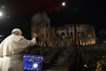 Papa Francesco per Via Crucis al Colosseo