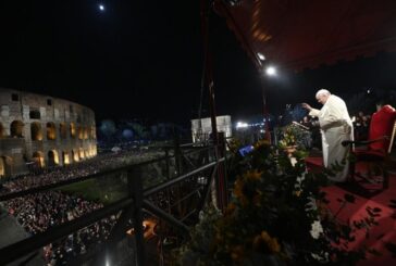 Papa Francesco alla Via Crucis "Dio disarma la mano di chi uccide"