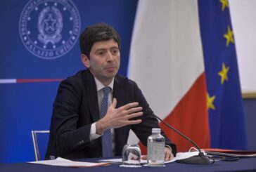 Covid, Speranza "Pandemia non è conclusa, serve cautela"