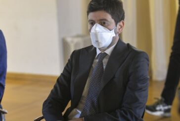 Speranza firma ordinanza, fino al 15/6 mascherine per trasporti e cinema