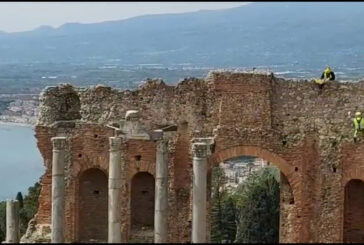 Rocciatori scalano il Teatro Antico di Taormina per ripulirlo